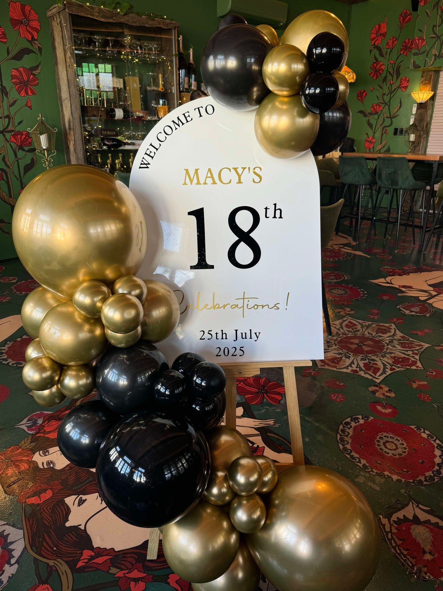 Welcome sign with two piece balloons