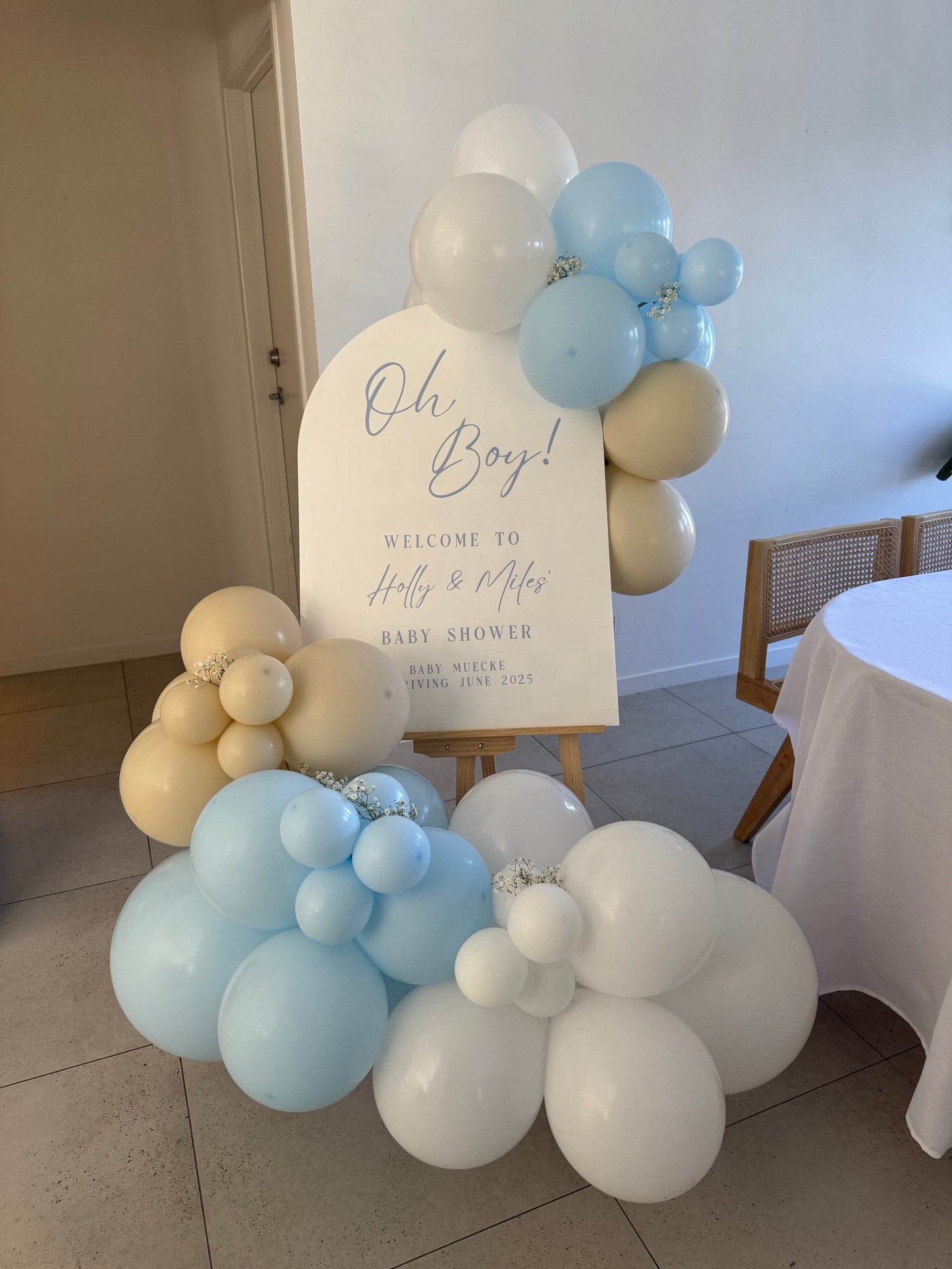 Welcome sign with two piece balloons