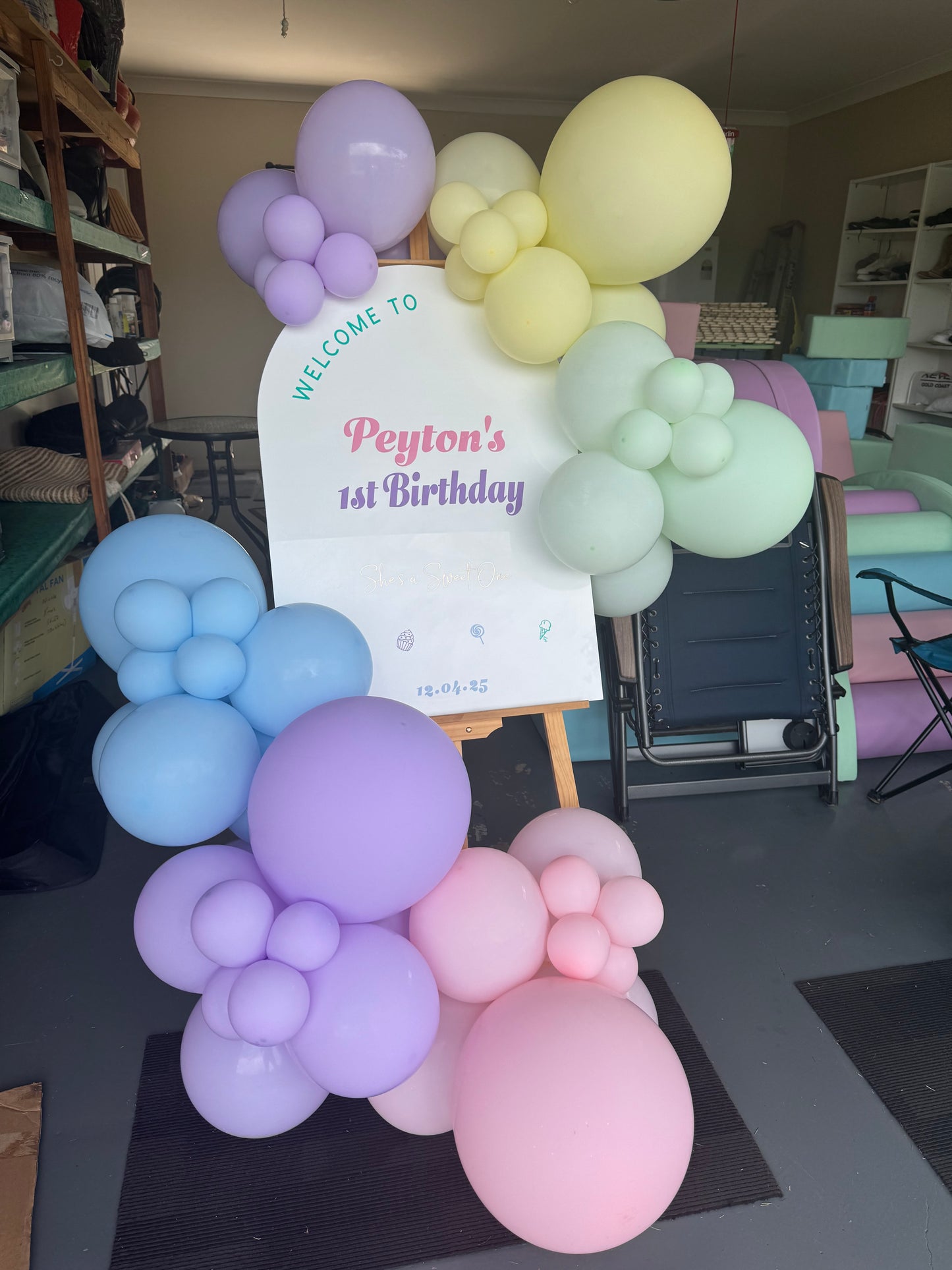 Welcome sign with two piece balloons