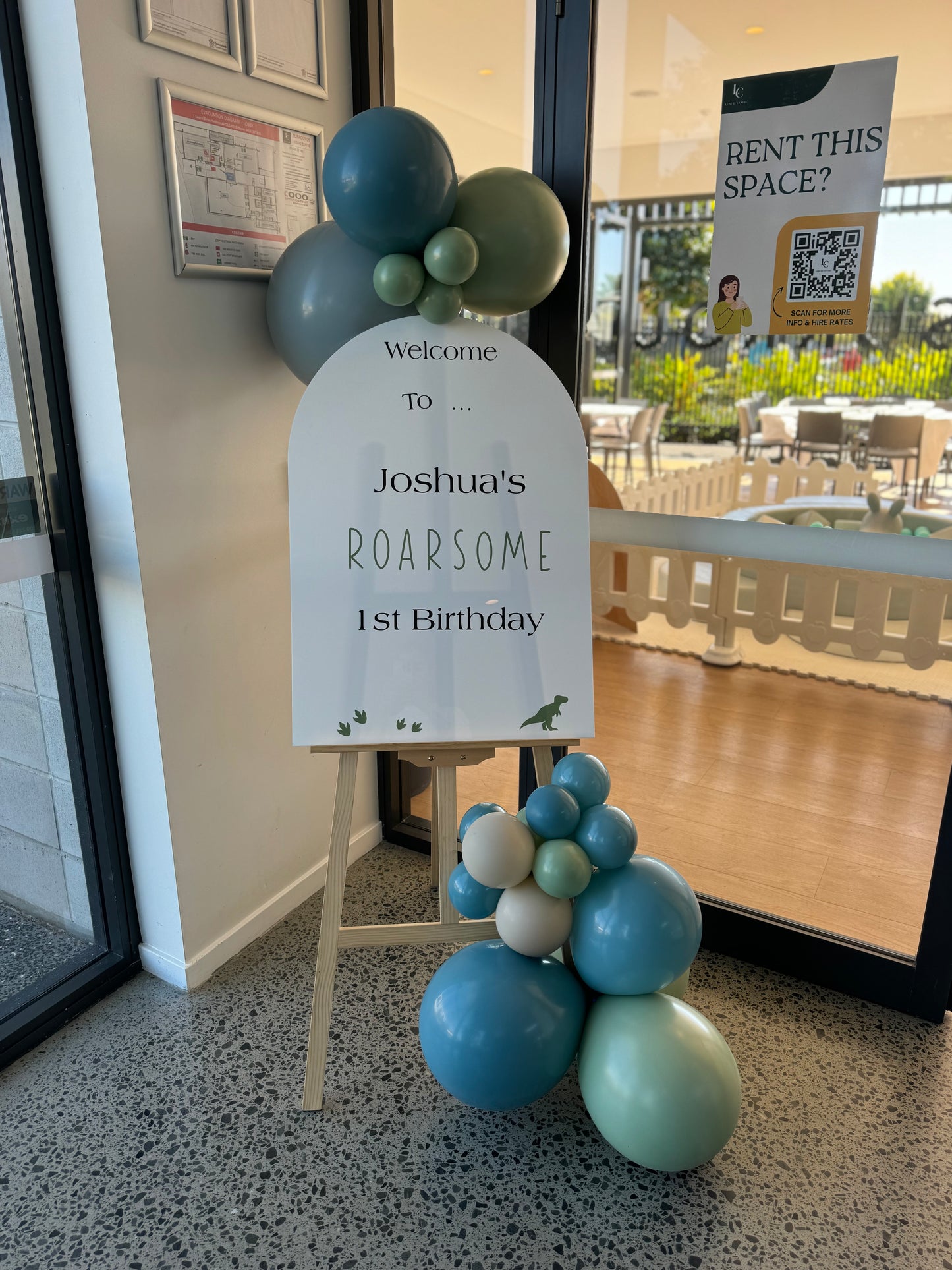 Welcome sign with two piece balloons