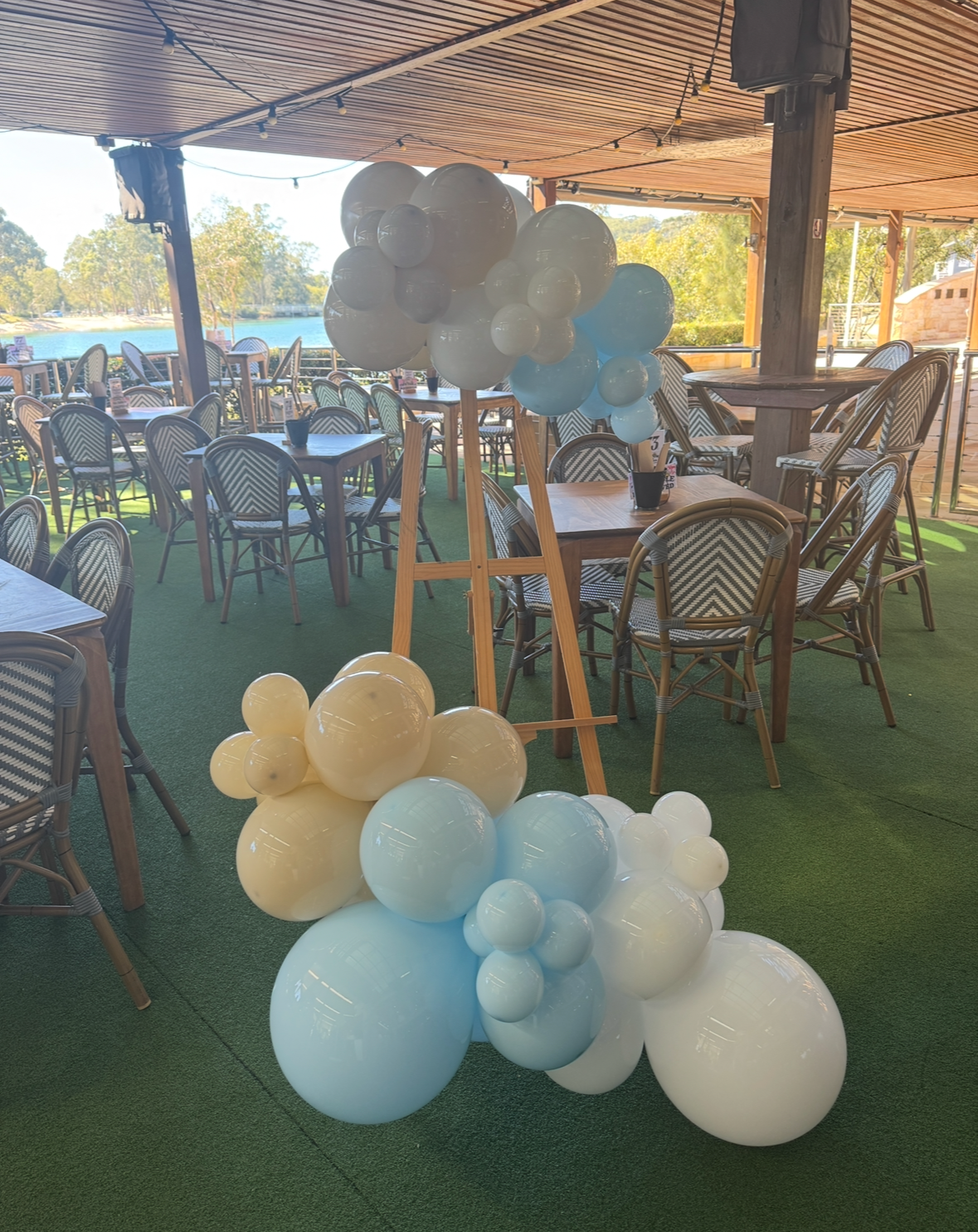 Welcome sign with two piece balloons